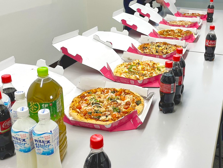 五島屋商事のピザパーティの様子
