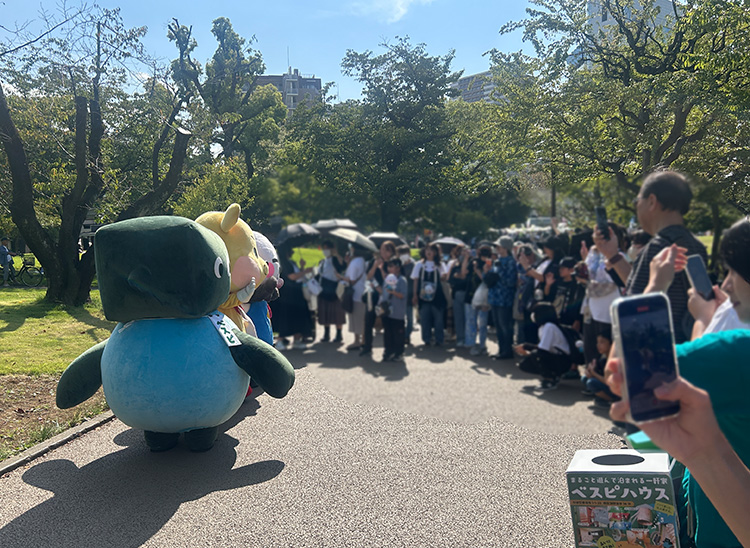人だかりに囲まれるベスピ